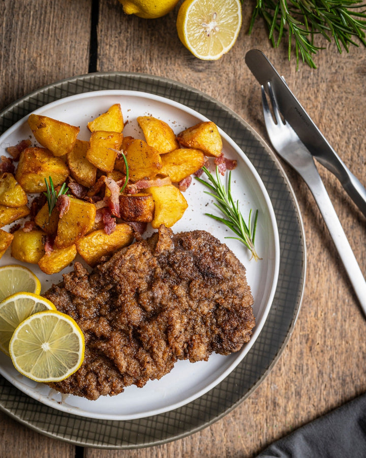 Knuspriges Wagyu-Schnitzel – Zartes Wagyu-Fleisch, goldbraun paniert und perfekt knusprig ausgebacken.