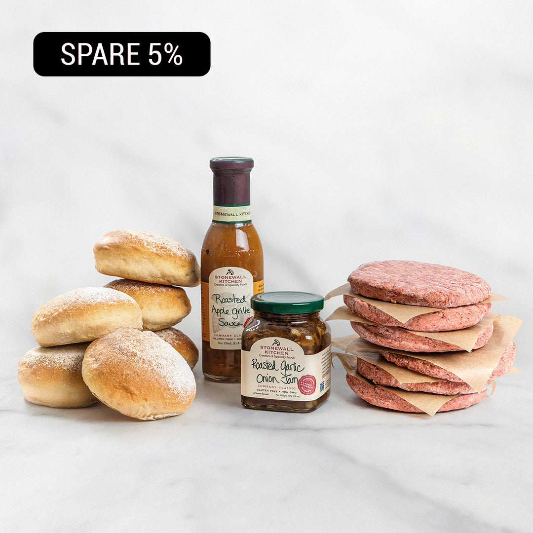 6er Wagyu Burger Set, 6 Burger, 6 Buns & 2 Saucen auf weißem Hintergrund, Wagyu Patties gestapelt, Wagyu Burger Combo, Wagyu Beef Patties Bundle, Luxury Burger Set