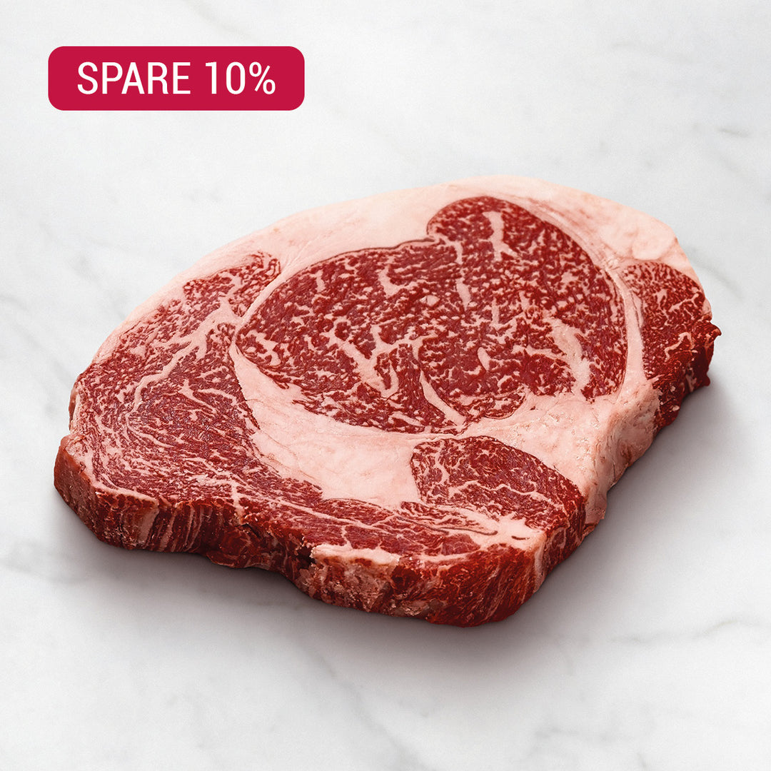 Rib-Eye-Steak im Rauch auf dem Grill, Wagyu Ribeye Steak richtig anbraten, Wagyu-Tasting-Paket mit unterschiedlichen Marmorierungsgraden, Wagyu probieren und sparen, von allem etwas