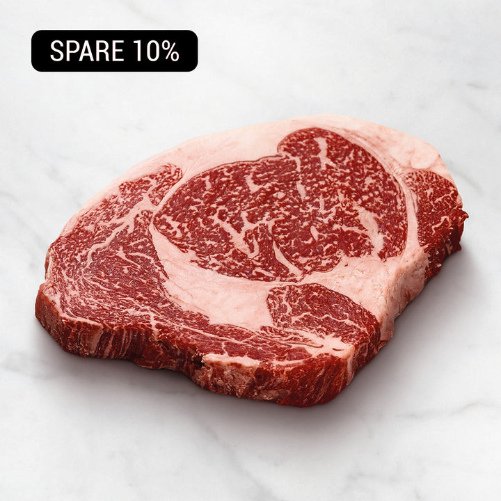 Rib-Eye-Steak im Rauch auf dem Grill, Wagyu Ribeye Steak richtig anbraten, Wagyu-Tasting-Paket mit unterschiedlichen Marmorierungsgraden, Wagyu probieren und sparen, von allem etwas